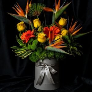 arreglo floral con aves del paraíso, guerreras y rosas