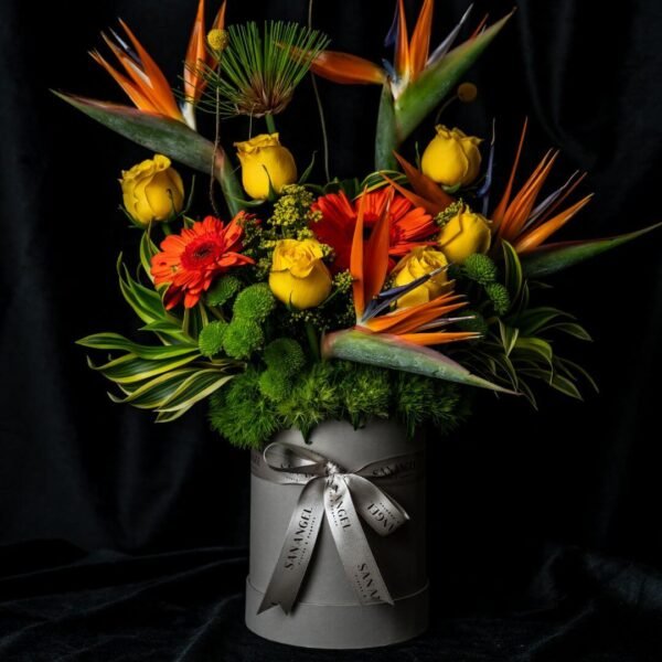 arreglo floral con aves del paraíso, guerreras y rosas
