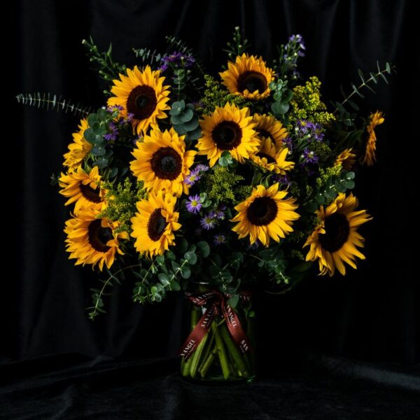 florero con girasoles bogota
