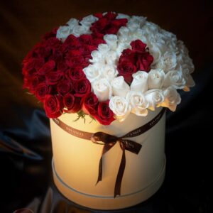 caja decorativa con 120 rosas yin yang bogota