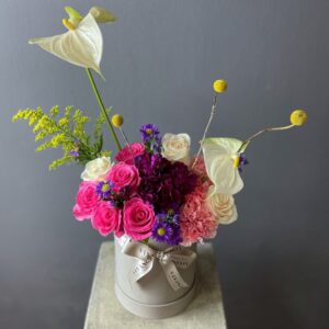 arreglo floral con antiruis, rosas y claveles bogota