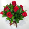 Arreglo floral con rosas rojas