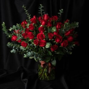 arreglo floral en florero con 50 rosas rojas